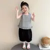 Conjunto de Dos Piezas para Niñas Verano 2026 Nuevo Elegante y Moderno Chaleco sin Mangas de Encaje a Cuadros y Pantalones Súper Modernos