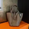 Bolsa de Mão em Couro Genuíno 2025 Nova Bolsa Tote Clássica Bolsa Cesta de Vegetais Bolsa com Lenço de Seda Amarrado Bolsa com Cinto Decorativo de Cor Contrastante