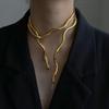 Collar distintivo de serpiente enrollada Estilo frío nicho europeo y americano Sentido del diseño Accesorios para chica hot cuello oscuro femenino y masculino
