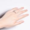 Anillo de ópalo y circonita bañado en oro rosa de 18 quilates con circonitas incrustadas. Personalización de joyas.