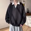 Conjunto de moletom solto clássico simples de duas peças para homens, um design moderno e versátil com gola estilosa, adequado para jovens.