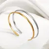 Pulsera de Acero Inoxidable Brillante Tohm Moda Europea y Americana Popular Transfronteriza Pulsera Abierta en Forma de C Chapada en Oro Real de Acero de Titanio para Mujer