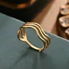 Anillo de Acero Inoxidable con Línea Ondulada Estilo Ins Europeo y Americano para Mujer Anillo de Pareja de Acero de Titanio Chapado en Oro de 18 Quilates Que No Se Desvanece