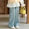 Conjunto de Niña Estilo Coreano 2026 Modelo Nuevo: Conjunto de Tres Piezas de Chaleco de Lunares, Camisa y Jeans para Ropa de Primavera Infantil