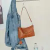 Bolsa Feminina de Couro Genuíno Mais Vendida no Exterior, Nova Bolsa Versátil de Ombro Transversal para Axila, Bolsa Feminina de Couro Bovino de Camada Superior com Acabamento Natural Envelhecido Estilo Biker