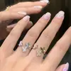 Anillo de Mariposa de Nuevo Estilo Juguetón Incrustado con Circonita Moda Femenina Street Photoclap Tendencia Lujo Ligero Versátil Joyería de Alta Gama