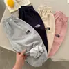 Pantalones Largos para Niños 2026 Nueva Colección de Primavera Niños y Niñas Color Sólido Pantalones de Chándal con Letras Pantalones Jogger Bordados para Bebé Modernos