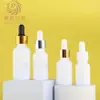 Botella de porcelana blanca de 35 g para aceites esenciales de alta apariencia en stock, botella dispensadora de sérum a prueba de luz con gotero de punta de goma, botella cosmética portátil
