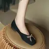 Zapatos populares versátiles de estilo slip-on con suelas planas y blandas, nueva colección otoño 2026, mocasines slip-on de estilo francés para el commuting de mujer