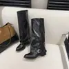 Botas Curtas Femininas Bico Fino Salto Bloco 2026 Outono/Inverno Novas Botas Western com Fivela Retrô Botas de Cano Pregueado Couro Macio Botas Femininas
