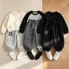 Nova coleção outono e inverno: calças compridas casuais e largas para bebês meninos, roupas infantis estilosas e da moda para bebês e crianças pequenas