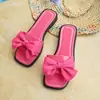 Pantuflas Planas con Lazo para Mujer 2026 Verano Nuevas Sandalias de Playa de Moda Transfronterizas Talla Grande para Mujer con Faldas