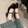 Elegantes sapatos femininos novos prateados de salto baixo estilo francês para primavera e verão de 2026, adequados para combinar com saias, sapatos de bico quadrado pequeno e baixos