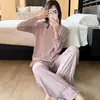 Nuevo conjunto de pijama para mujer para primavera y otoño, con algodón colorido, un diseño simple y dulce, cuello redondo, corte holgado y cómodo, y se puede usar como ropa de estar en casa o incluso como ropa exterior.