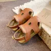 Sandalias Infantiles Estilo Coreano 2026 Verano Nuevos Zapatos Casuales para Niños Zapatos para Bebés de Exterior Niñas Zapatos de Playa Cerrados de Punta Modernos