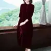 Vestido Nuevo de Terciopelo Dorado Talla Grande para Mujer Otoño Invierno Moda Larga Hasta la Rodilla Estilo Mamá Dama Rica