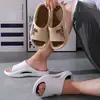 Chinelos de novo estilo desgaste do outono dos homens slip-on chinelos de sola grossa para casa ao ar livre Banho antiderrapante chinelos dos homens