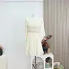 Vestido Curto de Chiffon Off-White Estilo Brisa Suave Água Azul Nublada para Mulheres com Outros Estilos de Saia e Tags