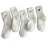 Meias de Veludo de Visão para Mulheres no Inverno, Meias Quentes com Forro de Fleece, Meias de Cano Médio Bordadas com Desenhos Animados Fofos, Meias Felpudas, Brancas