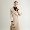 Casaco de Lã Novo de Inverno 2024 Feminino de Comprimento Médio Simples Cor Sólida Estilo Hepburn Quente Casaco de Lã Pura