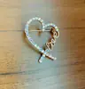 Broche de Letra Europeo y Americano Broche de Letra para Pareja Diamante Pin Anti-deslizamiento Cuello en V Cárdigan Accesorios de Ropa Exquisitos para Mujer