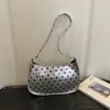 Bolso brillante de charol de lunares de nicho para mujer, nuevo bolso versátil de moda 2026 para el día a día, bolso para el hombro y debajo del brazo súper popular