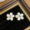 Pendientes de perla de camelia nuevos de primavera y verano pendientes de flor de temperamento para mujer pendientes de pétalos de lujo de alta gama venta al por mayor