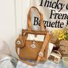 Bolsa pequena popular feminina de verão 2025 nova moda retrô bolsa de ombro bolsa de mão famosa da internet bolsa tote que combina com tudo