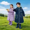 Capa de Chuva Infantil Unissex para Meninos e Meninas Totalmente Impermeável Contra Chuva Forte Especial para Alunos do Ensino Fundamental Leve com Compartimento para Mochila Capa de Chuva