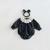 Nova coleção de outono: macacão de bebê com estampa floral, mangas compridas, acabamento em renda e um doce design estilo princesa