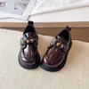 Mocasines Retro Británicos para Niñas 2026 Primavera y Otoño Nuevos Zapatos de Cuero con Suela Gruesa con Cuentas para Actuaciones de Niñas