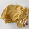 Conjunto de Duas Peças com Capuz Bordado de Ursinho Novo da Moda Primavera 2026 Roupa Infantil Menina Bebê Versátil Menino Menina Tendência