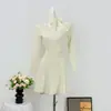 Um vestido de tricô suave e elegante com corte justo, perfeito para criar um look sofisticado e jovial, ideal para looks de outono e inverno