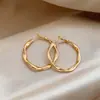 Pendientes de Aro Retorcido de Metal Estilo Aguja de Plata Electrochapado en Oro Real de 18K Pendientes de Personalidad Estilo Europeo y Americano Pendientes de Lujo Ligero de Alta Gama
