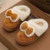 Pantuflas de invierno gruesas de felpa cálida de algodón para niñas y niños con lazo, adecuadas para padres e hijos, disponible para dropshipping