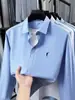 Camisa masculina de cor sólida em tecido oxford, moda primavera e outono, com bordado de pequeno logotipo de cavalo, camisa casual de manga comprida para homens