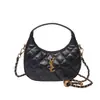Este ano, as bolsas pequenas com padrão de losangos estão em alta para as mulheres, com a coleção outono/inverno de 2026 apresentando novos designs como bolsas em formato de bolinho, bolsas de ombro e bolsas tiracolo com alça de corrente.