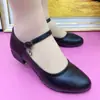 Sapatos baixos femininos de couro macio, novo modelo outono 2026, sapatos mom de couro macio com uma tira, sapatos Mary Jane com sola macia antiderrapante