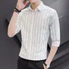 Camisa de Solapa Ajustada para Hombre Verano Fresca Transpirable Raya Vertical Manga Siete Casual de Negocios Versátil Moda Tendencia Camisa