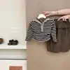 Novo look de outono para meninas: top listrado de manga longa e shorts estilosos na cor café, um conjunto de duas peças estilo coreano para bebês meninas