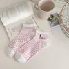 Meias curtas listradas bordadas em cores de doce estilo ins coreano Primavera/Verão, meias de algodão da moda, meias curtas femininas sem costura