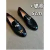 Mocasines de piel de oveja con un tacón oculto de 5 cm, que cuentan con una hebilla metálica retro, punta redonda de piel genuina y un diseño slip-on