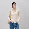 Nuevo top de punto para mujer de principios de otoño con botones de concha y abertura, adelgazante, versátil, suave y cómodo, de manga larga
