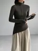 Suéter tejido versátil de cuello medio alto para mujer Jiangzuo, entallado a la cintura para otoño e invierno, corte ajustado, diseño irregular, A112