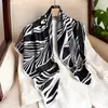 Lenço Fashion Simples Estilo Chanel 90cm Lenço Quadrado Grande com Letras Lenço de Seda Sarja Novo Xale Versátil para Mulheres
