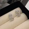 Pendientes de Clip en Forma de Corazón Estilo Dulce Japonés Modelo Nuevo 2025 con Diseño de Diamante Estilo de Alta Gama que No Choca Adecuado para el Uso Diario en el Trayecto al Trabajo
