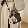 Bolsa Pequena de Couro Oleado Retrô para Mulheres 2026 Novo Estilo Bolsa de Mão de Trabalho de Alto Padrão Bolsa de Ombro Transversal Simples e Versátil