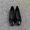 Sapatilhas Femininas Macias de Couro com Laço Baixo Salto Baixo 2026 Outono Novo Estilo Tamanho Pequeno Bico Quadrado Sapatos Rasos para Noite