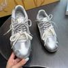 Tênis Baixo Retro com Costura de Cor Contrastante Bordado Versátil Sapatos de Corrida para Mulheres Outono 2025 Novos Sapatos de Treinamento Moral para Mulheres