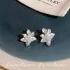 Brincos de Pérola com Flor Branca Estilo Francês Suave Chá Branco Temperamento para Mulheres 2026 Novos Brincos de Tarraxa Toque de Luxo Joia de Orelha
